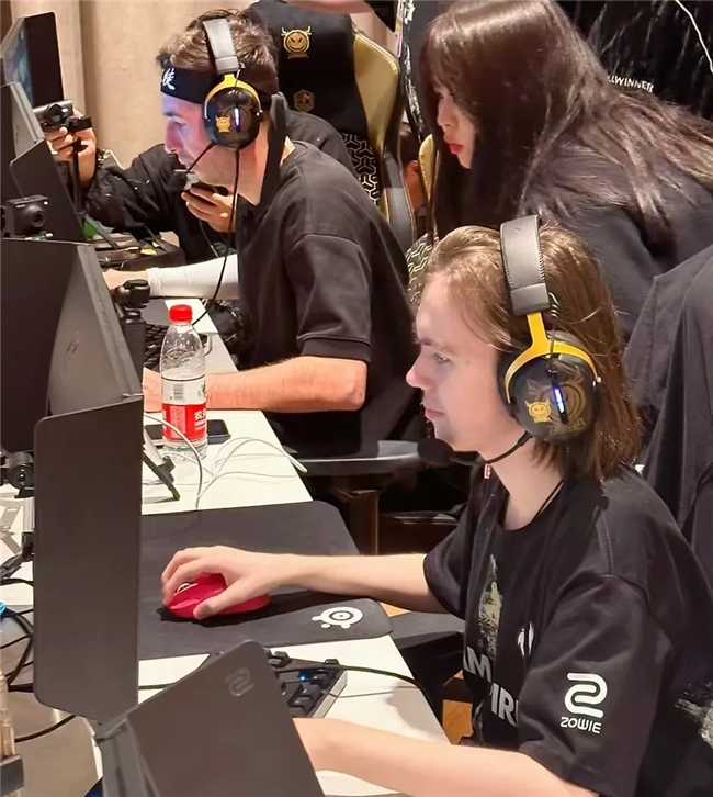 The MongolZ 在击败 aurora 后荣获2025年电子竞技世界杯冠军