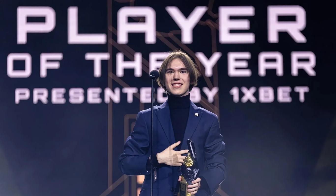 徐秀在炫耀！ ShowMaker Ahri 11-0 Youlong Super God Dplus KIA 以三波团灭赢得了第一场比赛